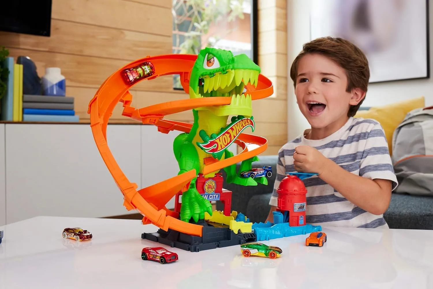 Pista Hot Wheels City T-Rex Battaglia Infuocata con bambino che gioca