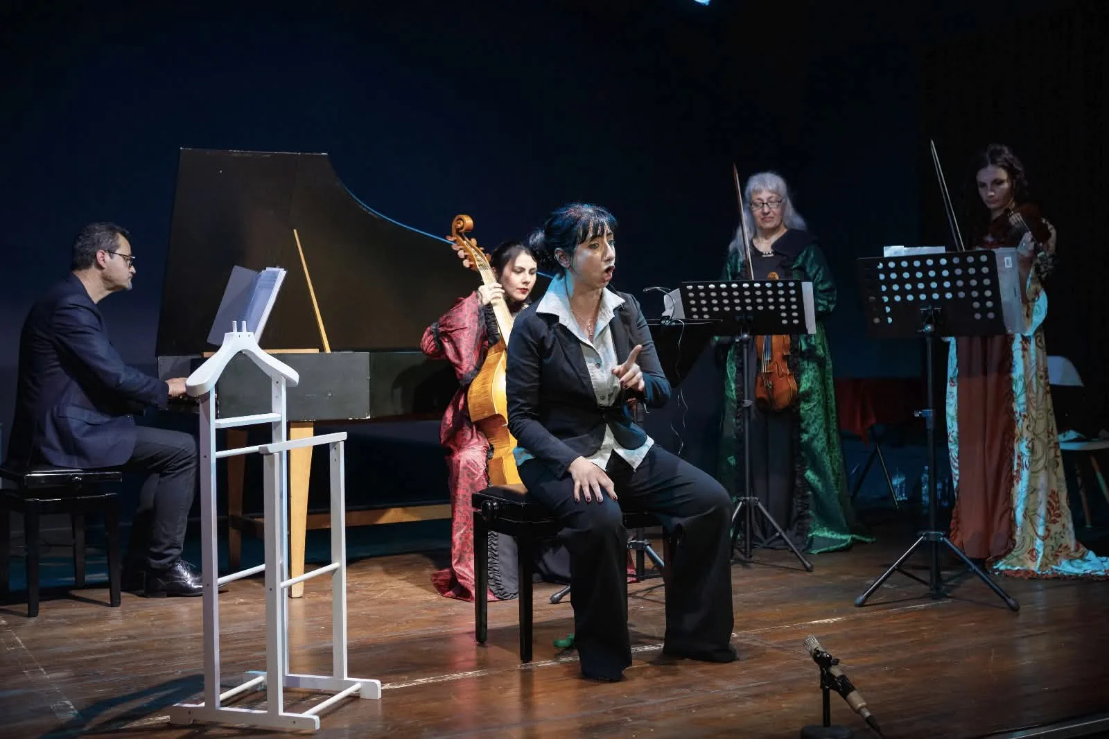 Concetta Gagliotta in scena con l'ensemble barocco — clavicembalo, viola da gamba e archi sul palco