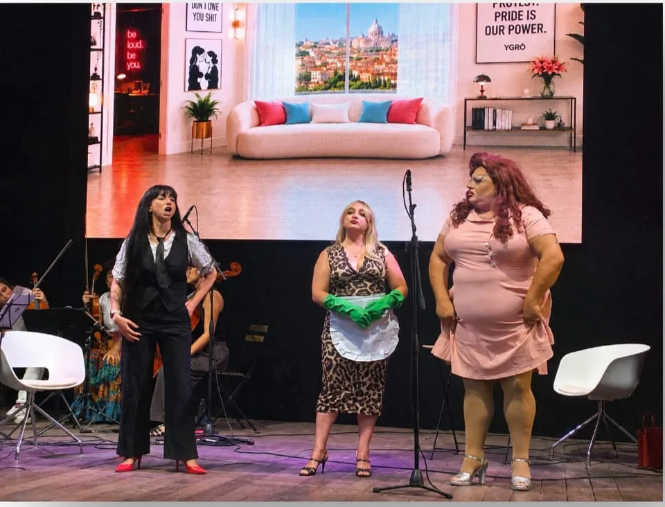 Concetta Gagliotta in scena con l'ensemble — trio vocale sul palco